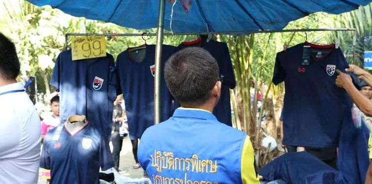 ล้วงคองูเห่า ! จับแผงเสื้อปลอม ทีมชาติไทย หน้าสนามธรรมศาสตร์ ก่อนเกมเจอ ยูเออี | Tadoo