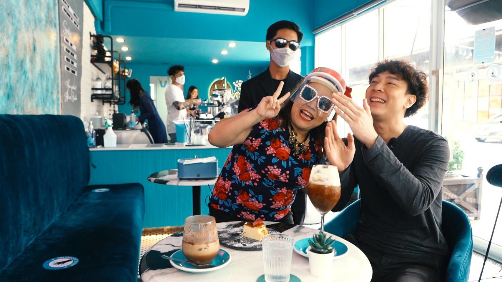 ‘ตลาดนัดสมหวัง’ พาชิมกาแฟรสเข้มข้น ร้านหรูสุดโมเดิร์นของนักร้องหนุ่ม ‘นุ วง Zheez’ | Tadoo