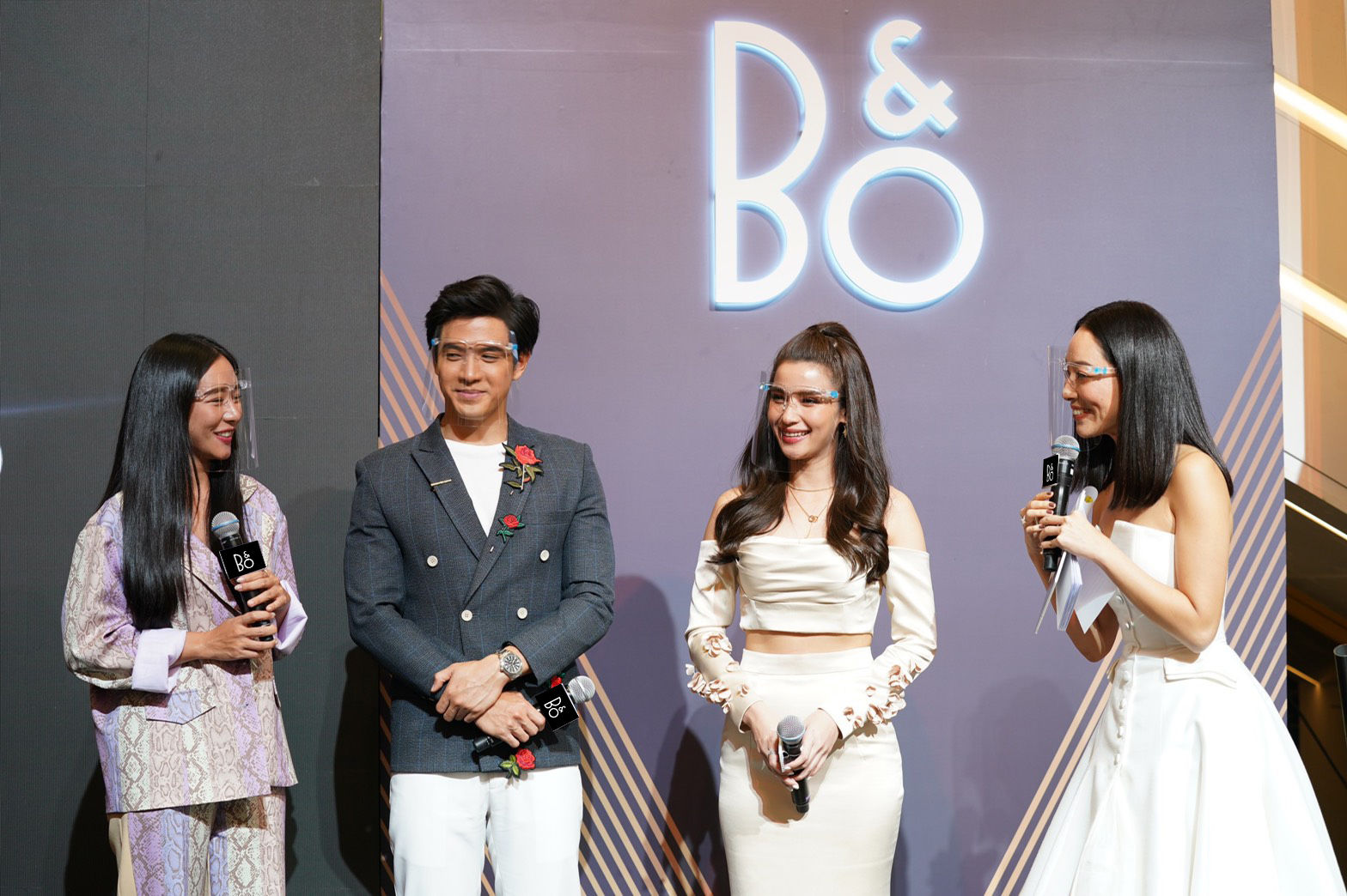 วิว-ฟิลม์-ใบเฟิร์น ร่วมงานเปิดตัว แบงค์ แอนด์ โอลาฟเซ่น แฟลกชิสโตร์ แห่งที่ 2 | Tadoo