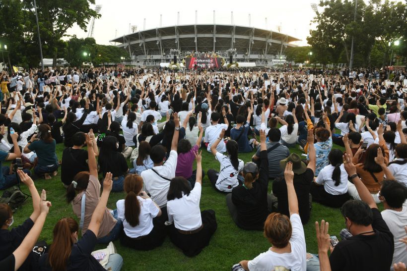 สรุปชุมนุม ธรรมศาสตร์จะไม่ทน รวมพลประท้วงนับหมื่น เรียกร้อง 10 ข้อ | Tadoo
