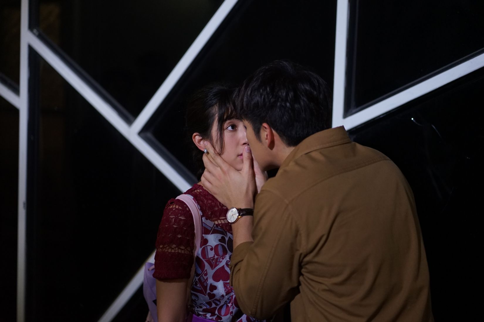 มิ้นต์ ตกใจ อาเล็ก จูบแบบไม่ทันตั้งตัวใน ดวงแบบนี้ไม่มีจู๋ | Tadoo