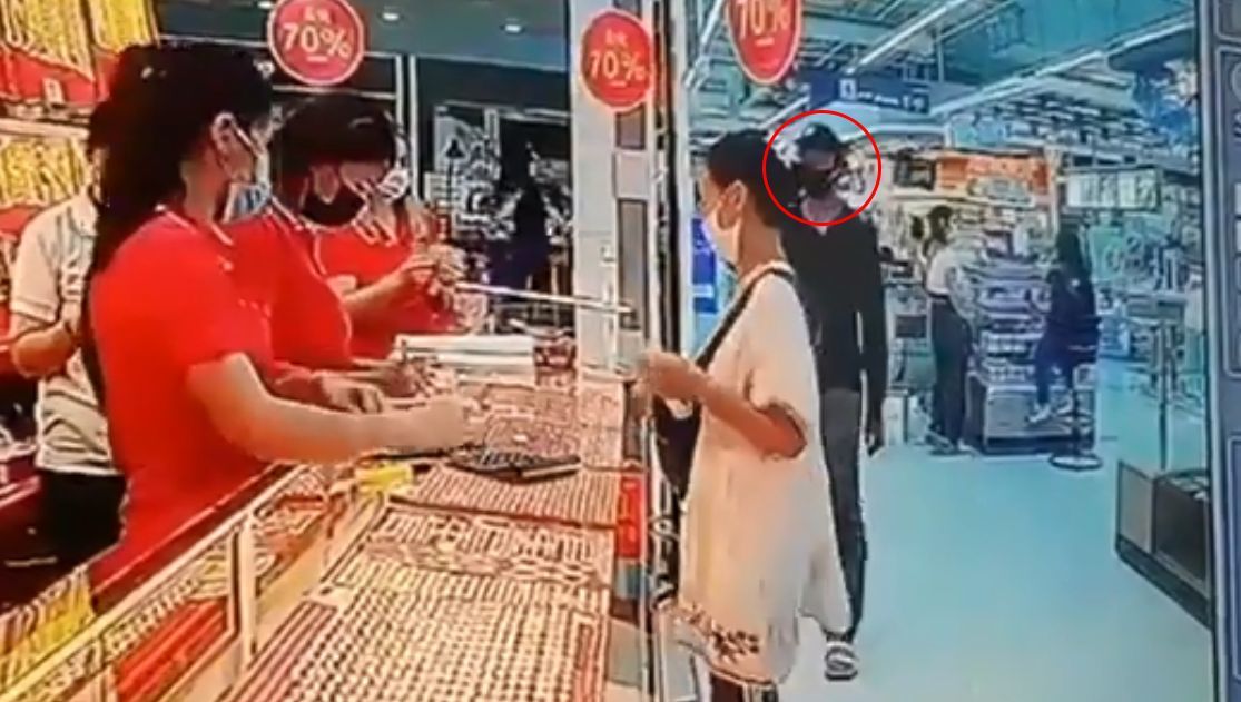 จับแล้ว โจรชิงเงินในห้างทองโลตัสพระราม 2 9 หมื่น เอาไปฟอกไต | Tadoo